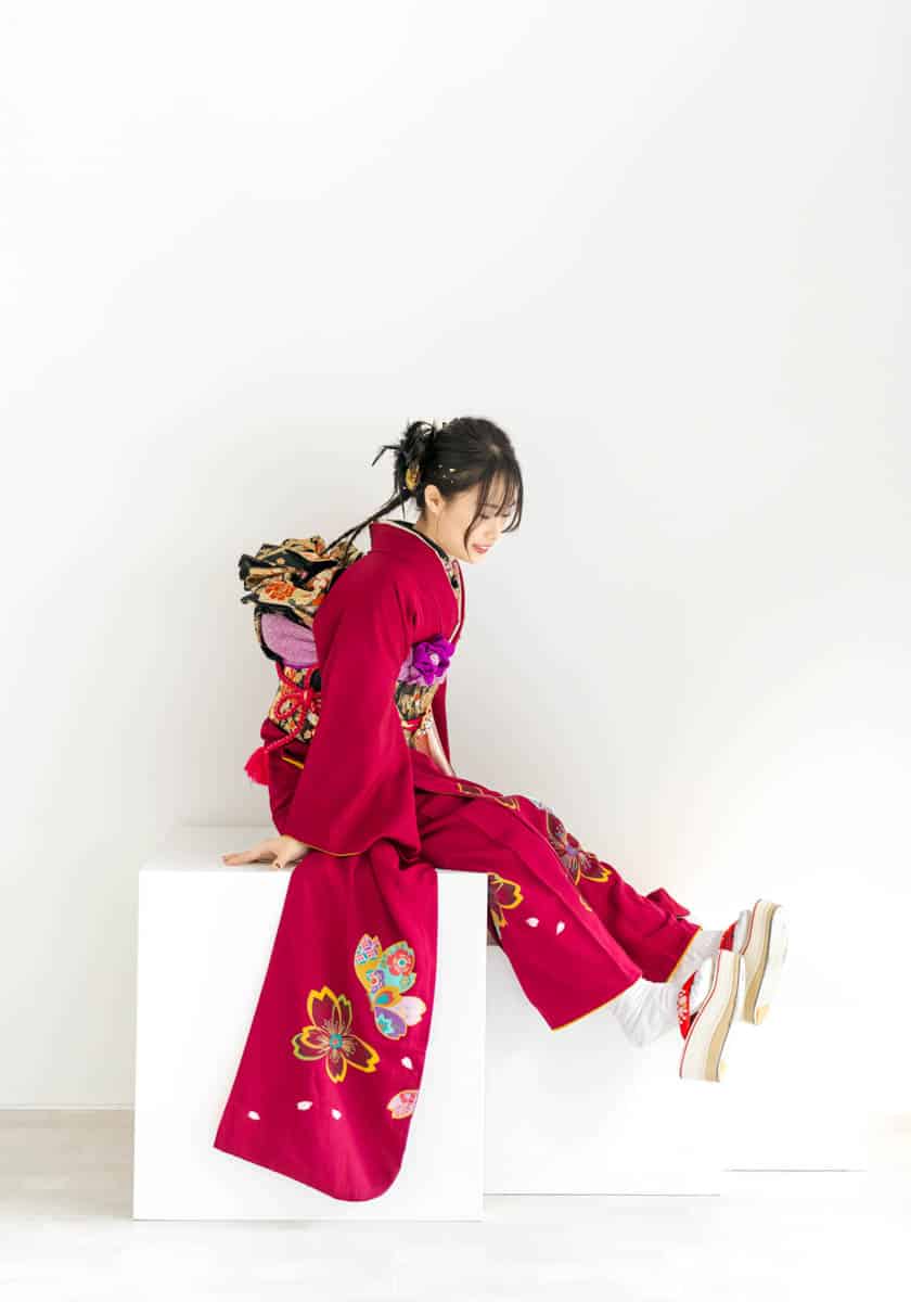 赤い着物を纏う女性の優雅な和モダンポートレート